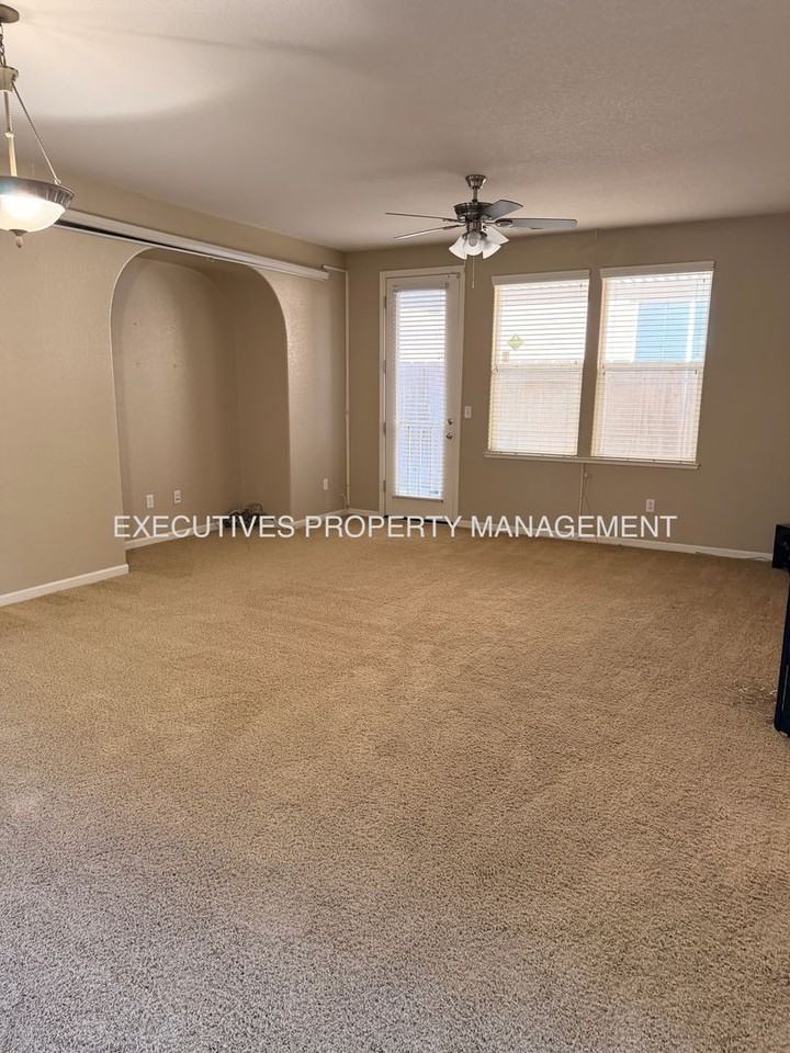 3895 Bethpage St - Photo 7 of 22