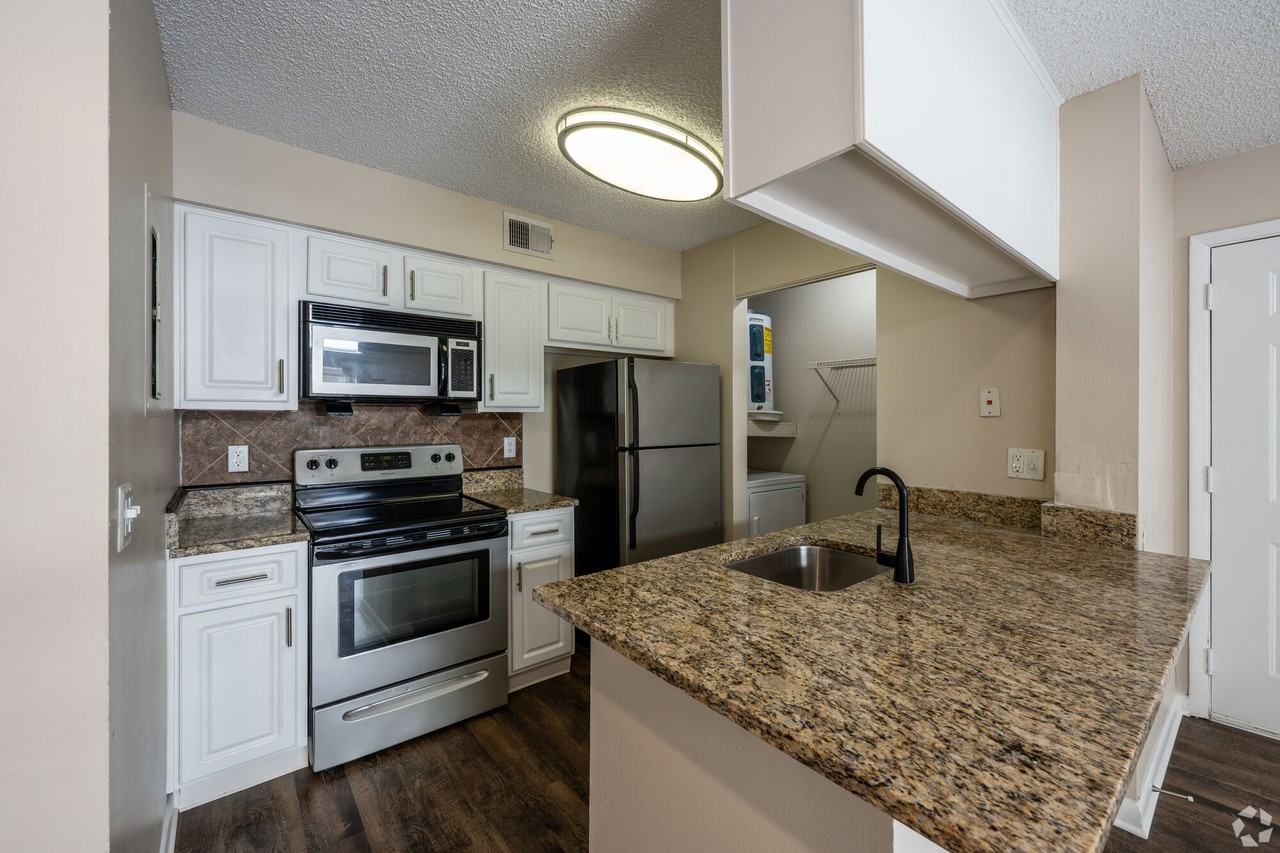 Topaz Riviera - Photo 3 of 31