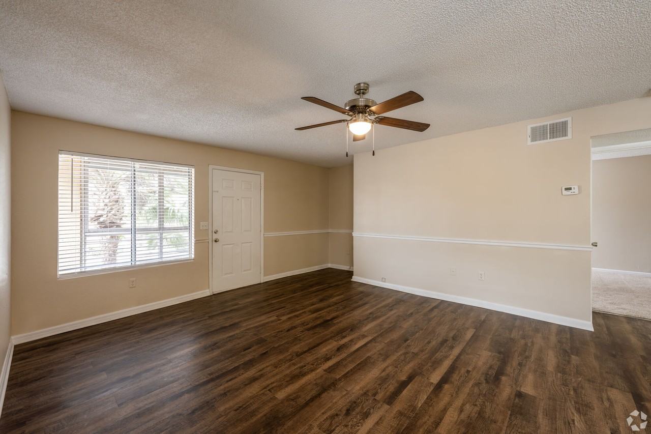 Topaz Riviera - Photo 5 of 31