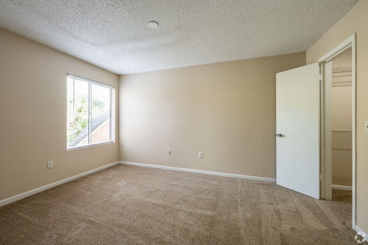 Topaz Riviera - Photo 6 of 31