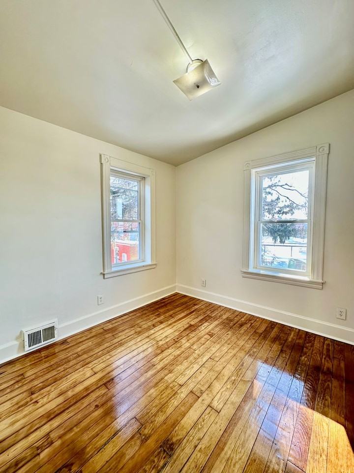 704 E End Ave - Photo 4 of 8