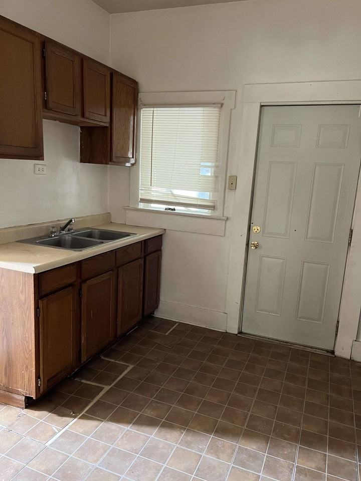 1334 W Market St #1 - Photo 6 of 9