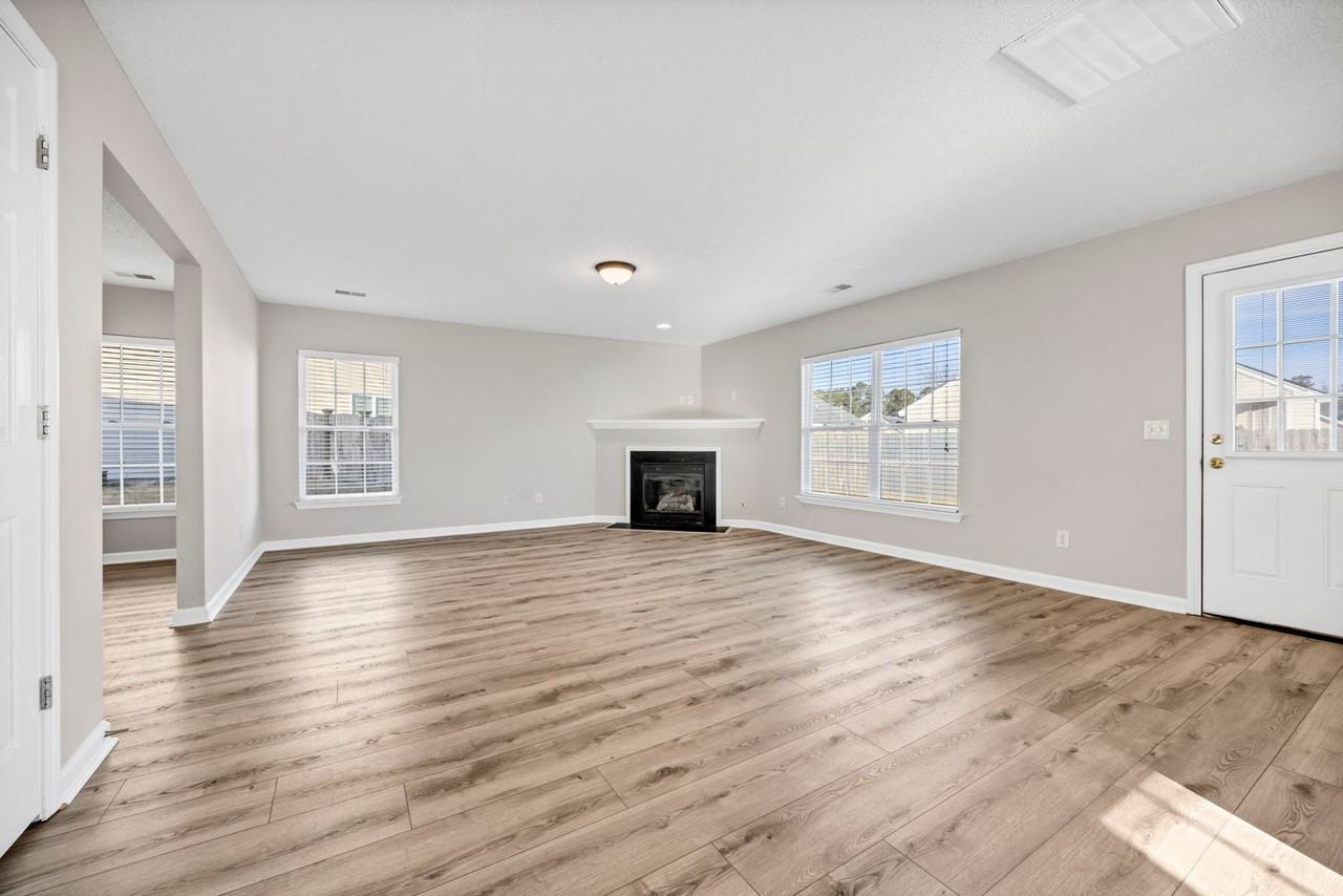 153 Pennsylvania Ct - Photo 7 of 34