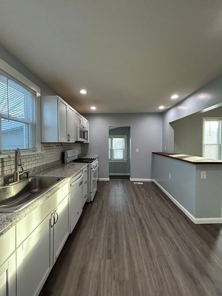 4741 S 19th St - Photo 3 of 33