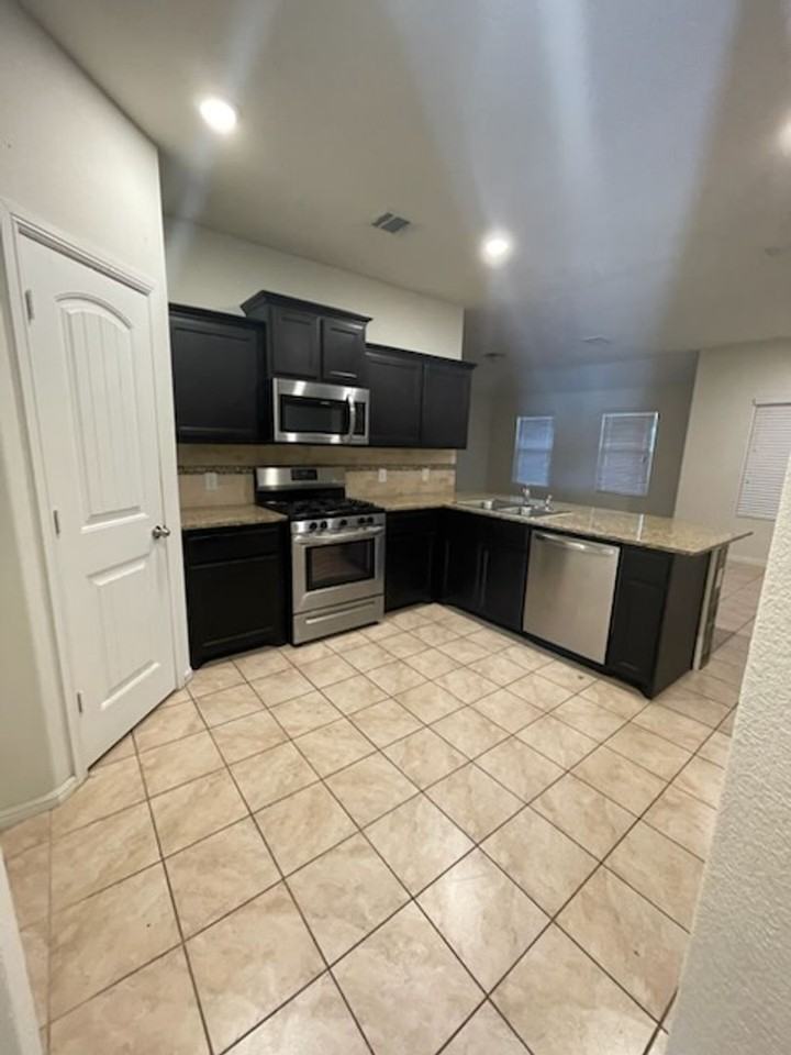 4212 Tollcross Ln - Photo 6 of 32