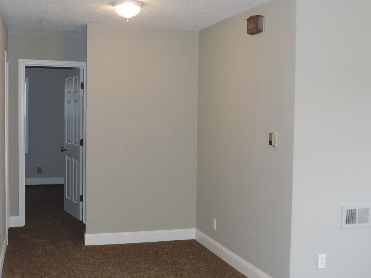 606 Laurel St - Photo 4 of 14