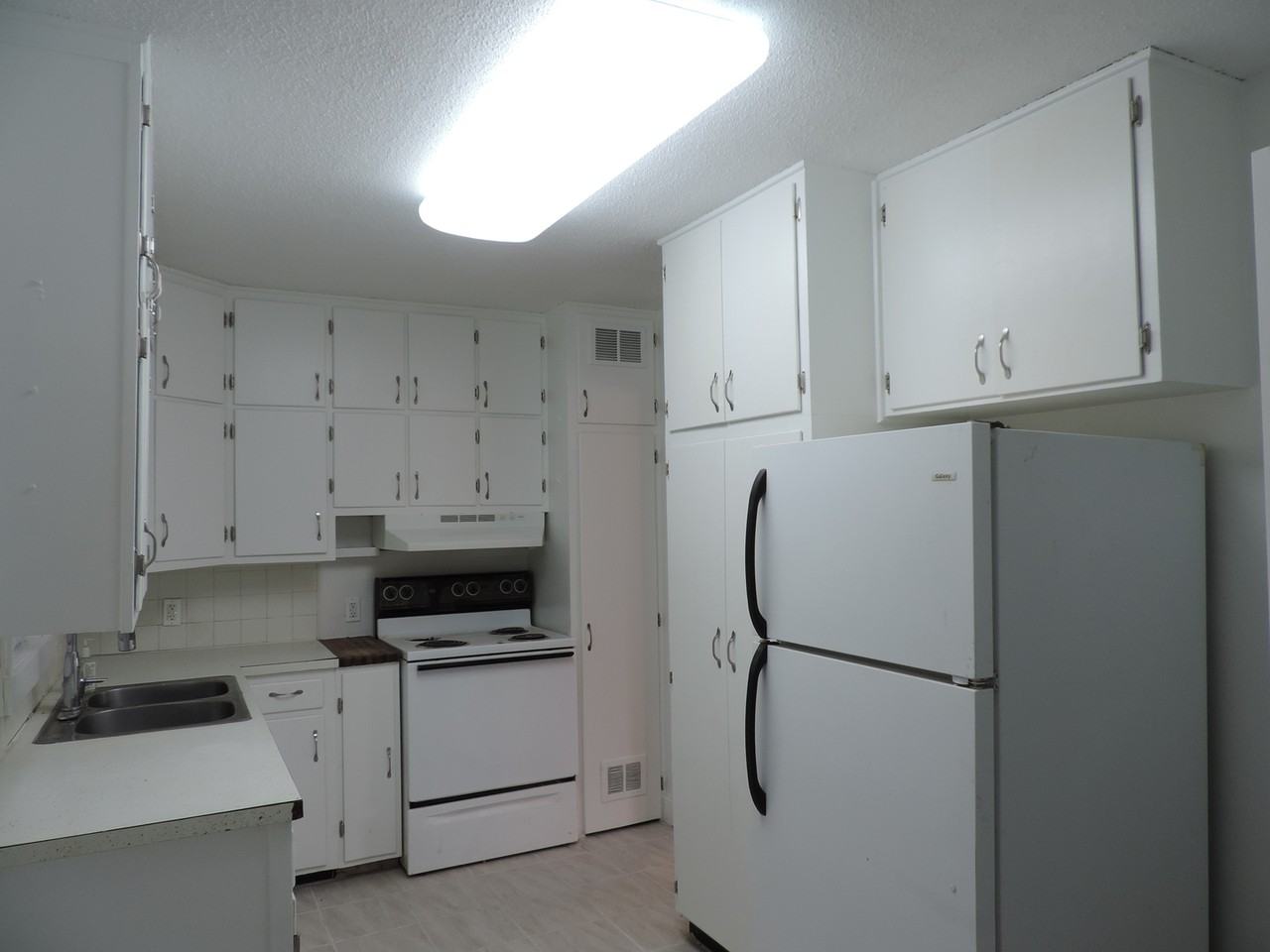 606 Laurel St - Photo 6 of 14