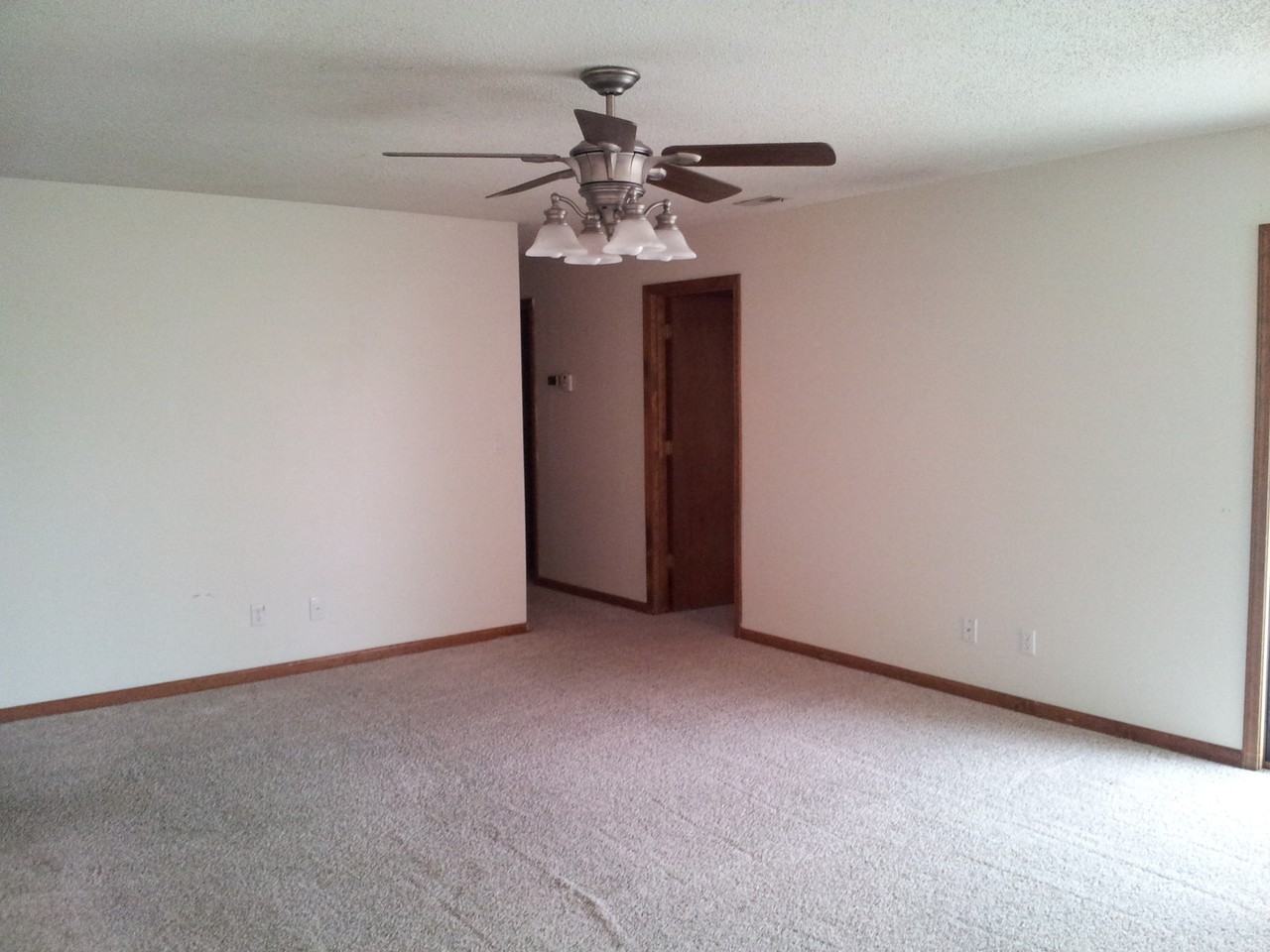 907 Coventry Ct - Photo 5 of 11