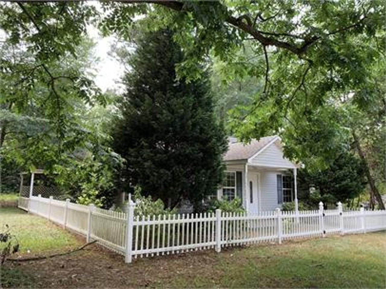 1437 Alpine Dr - Photo 3 of 10