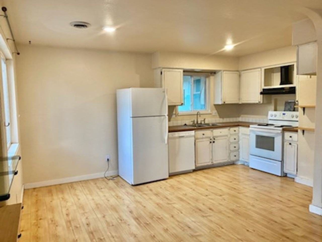 818 Tracey Pkwy - Photo 2 of 11