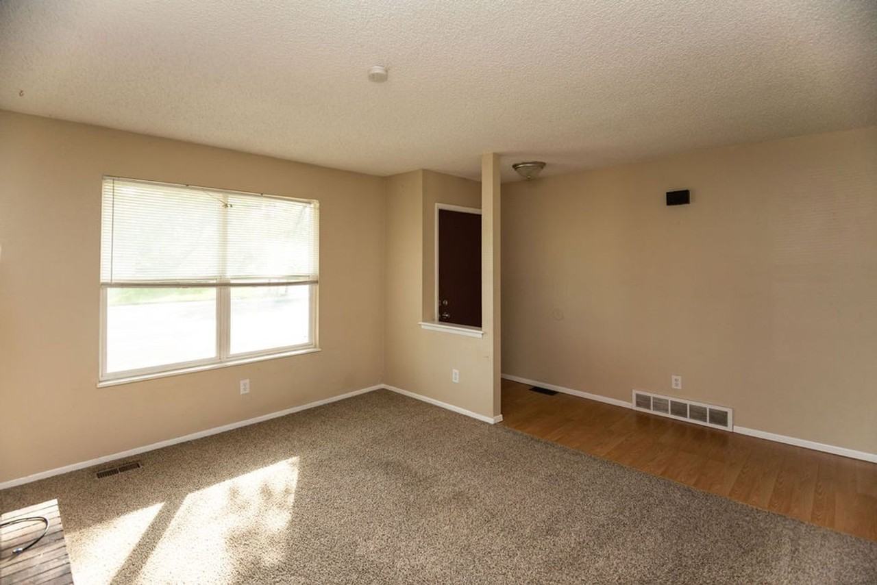 2307 Hampshire Rd - Photo 4 of 33