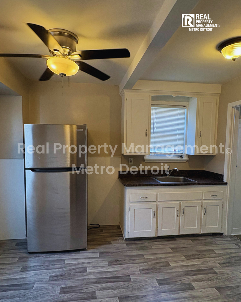 21242 Beechwood Ave - Photo 5 of 16