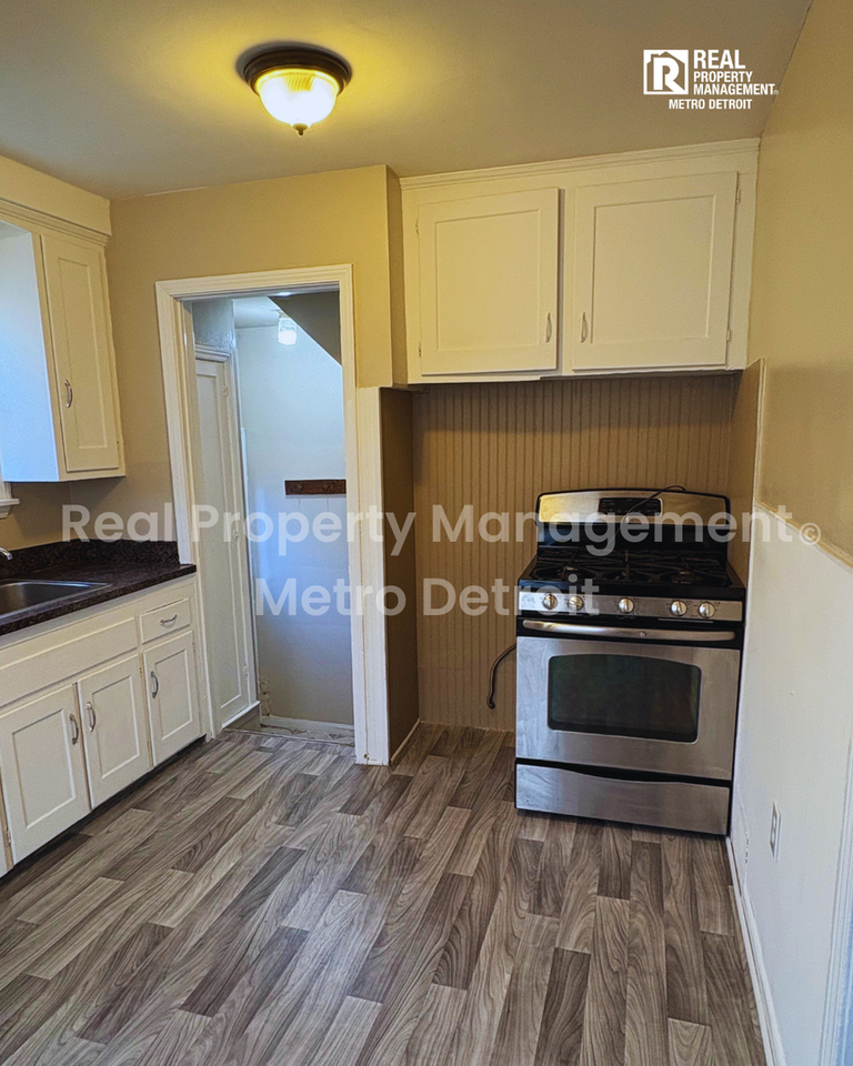 21242 Beechwood Ave - Photo 6 of 16