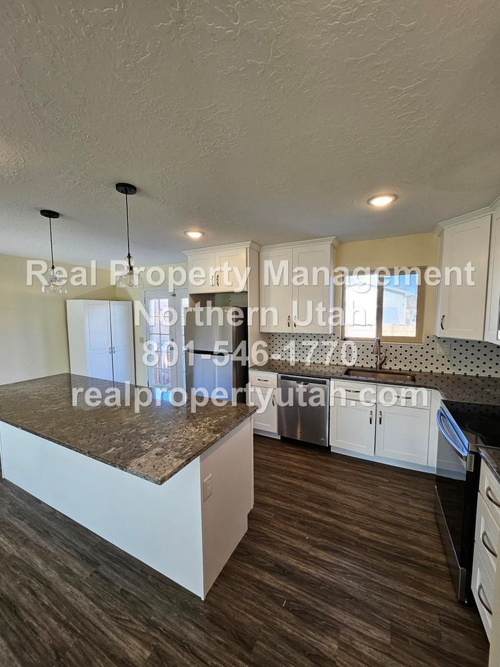 651 W 550 N - Photo 6 of 17