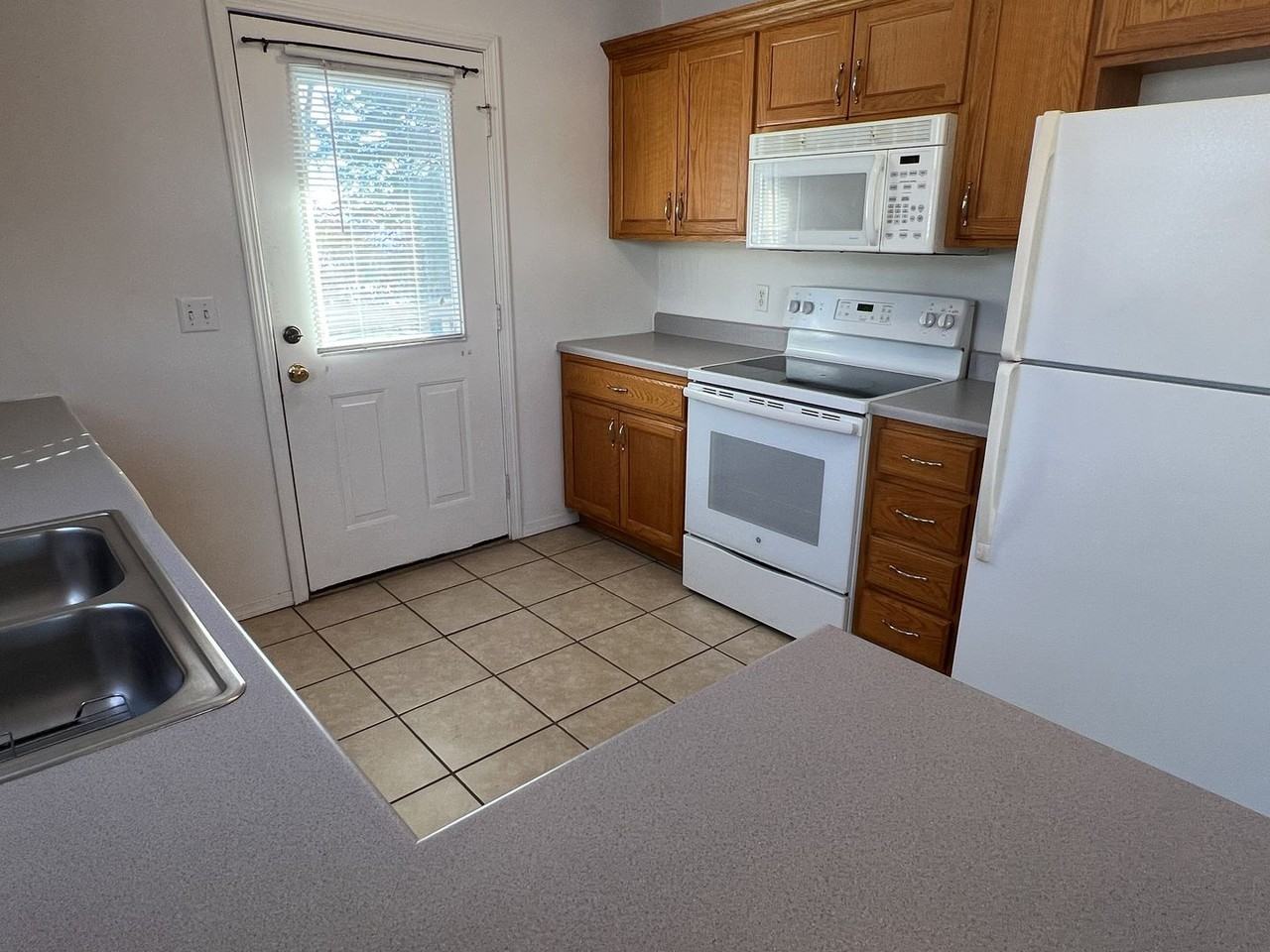 910 E Bain St - Photo 6 of 13