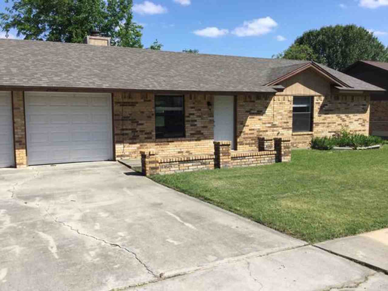 2602 Ridglea Ct - Photo 2 of 8