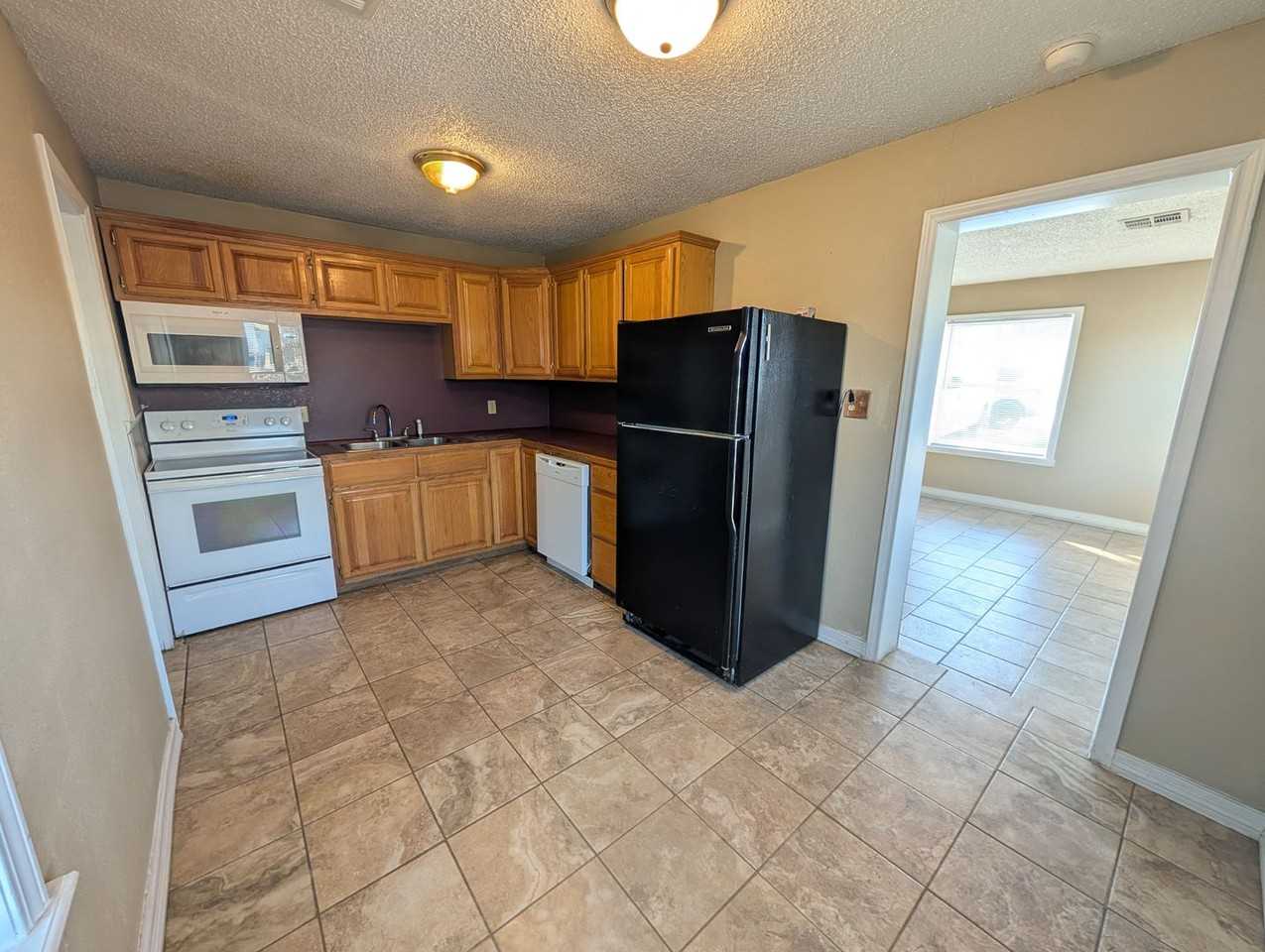 323 N Indianola St - Photo 4 of 15