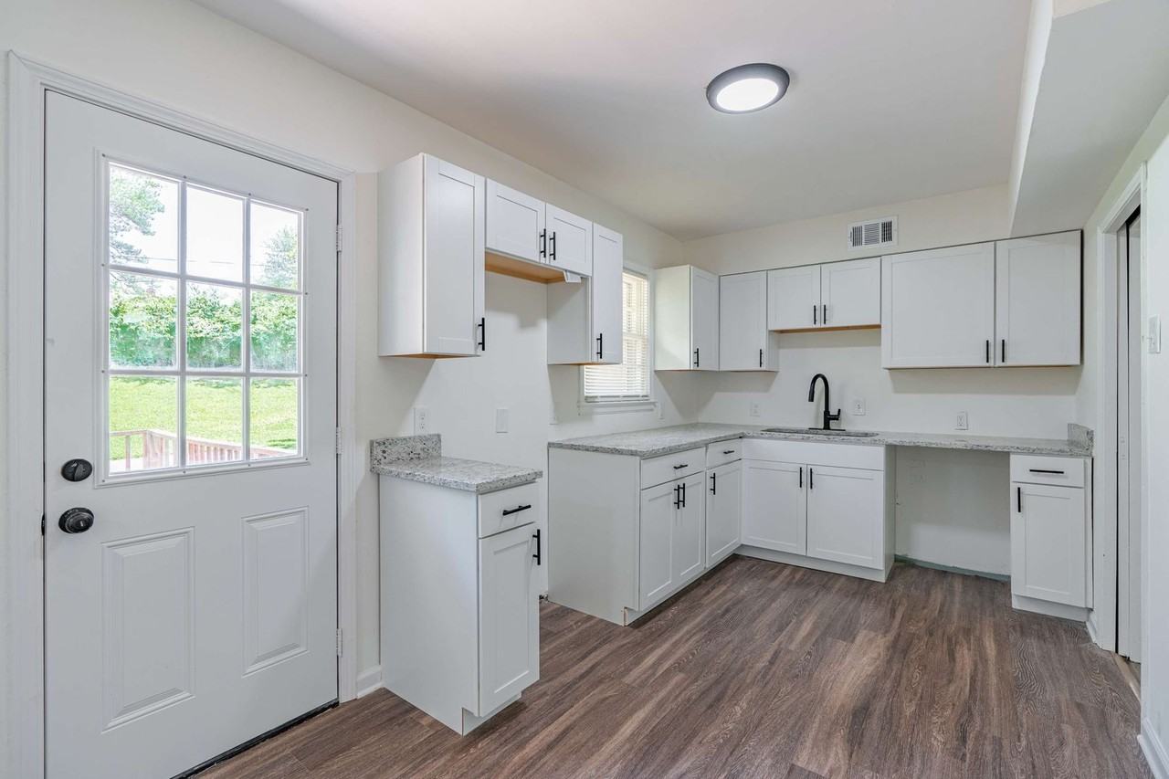 3920 Hermitage Dr - Photo 5 of 16