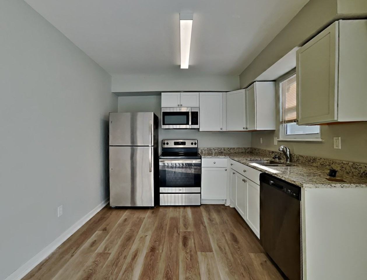 923 Ne Westwind Cir - Photo 3 of 17