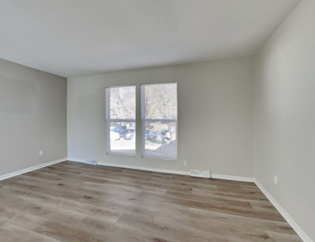 923 Ne Westwind Cir - Photo 6 of 17