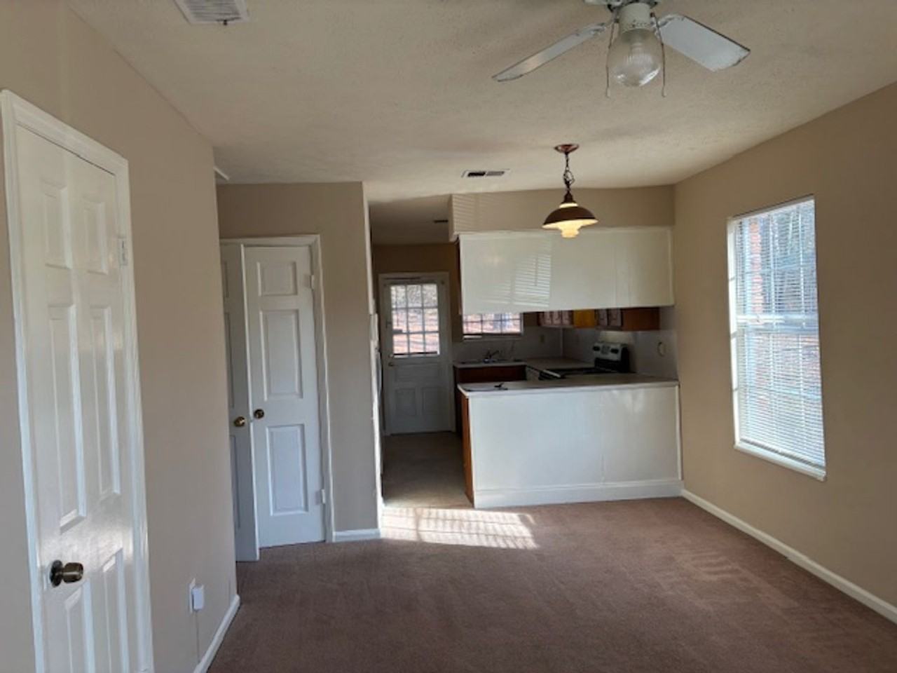 1313 Kings Mountain Rd - Photo 4 of 13