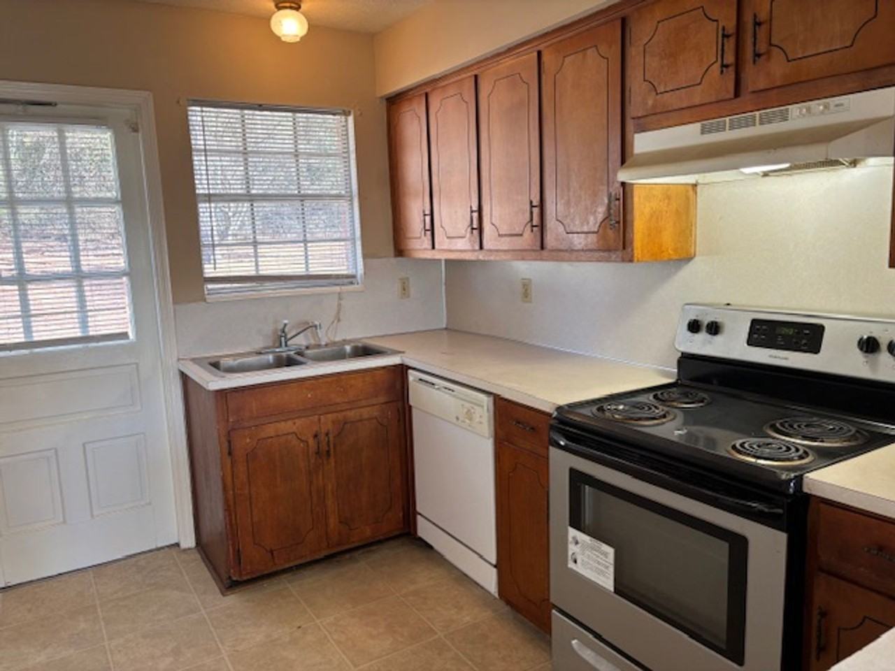 1313 Kings Mountain Rd - Photo 5 of 13