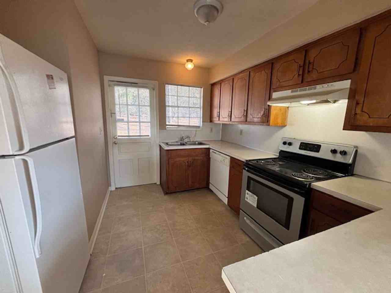 1313 Kings Mountain Rd - Photo 7 of 13