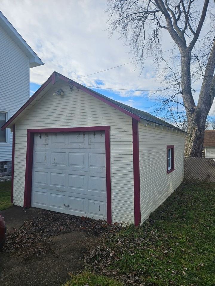 744 Silvercrest Ave - Photo 3 of 16