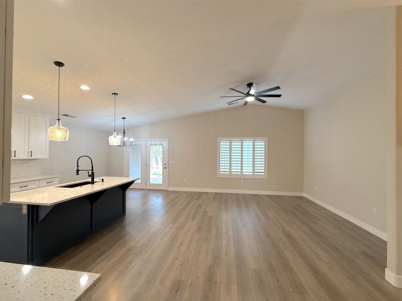 4005 S Carisa Dr - Photo 4 of 16