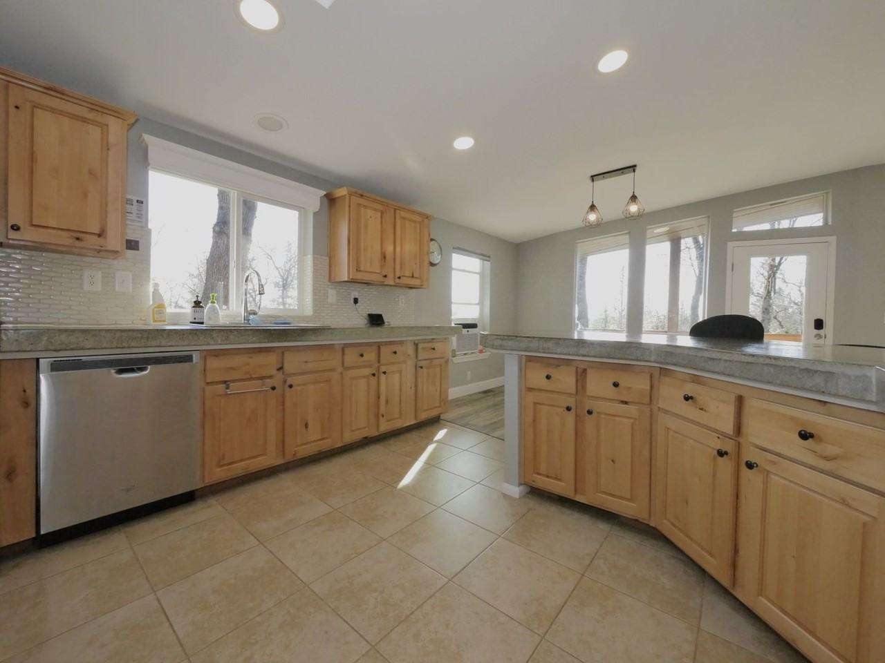 916 Simpson Rd - Photo 5 of 19