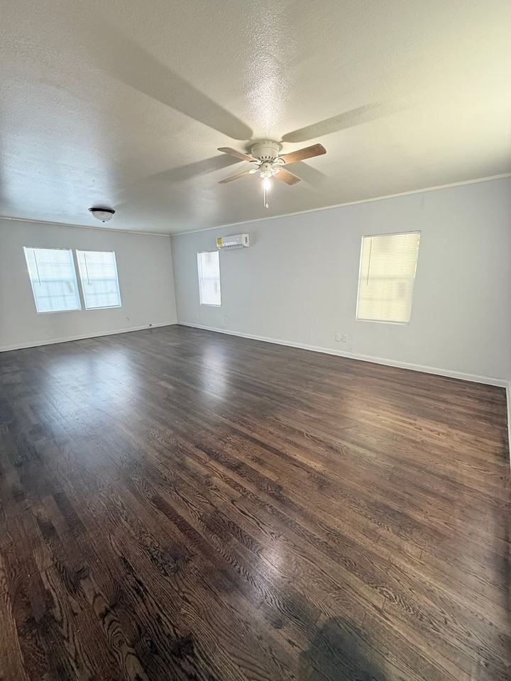 201 E Hayes St - Photo 3 of 11