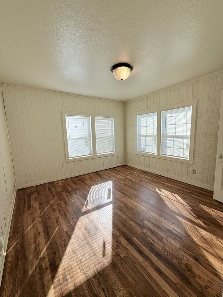 201 E Hayes St - Photo 6 of 11