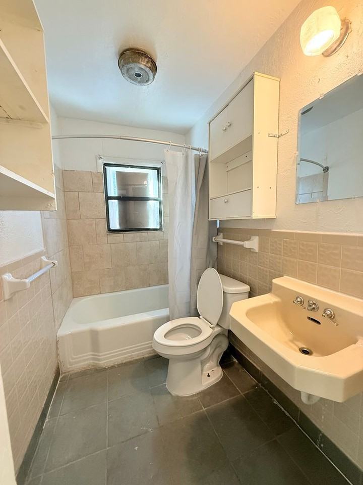 201 E Hayes St - Photo 7 of 11