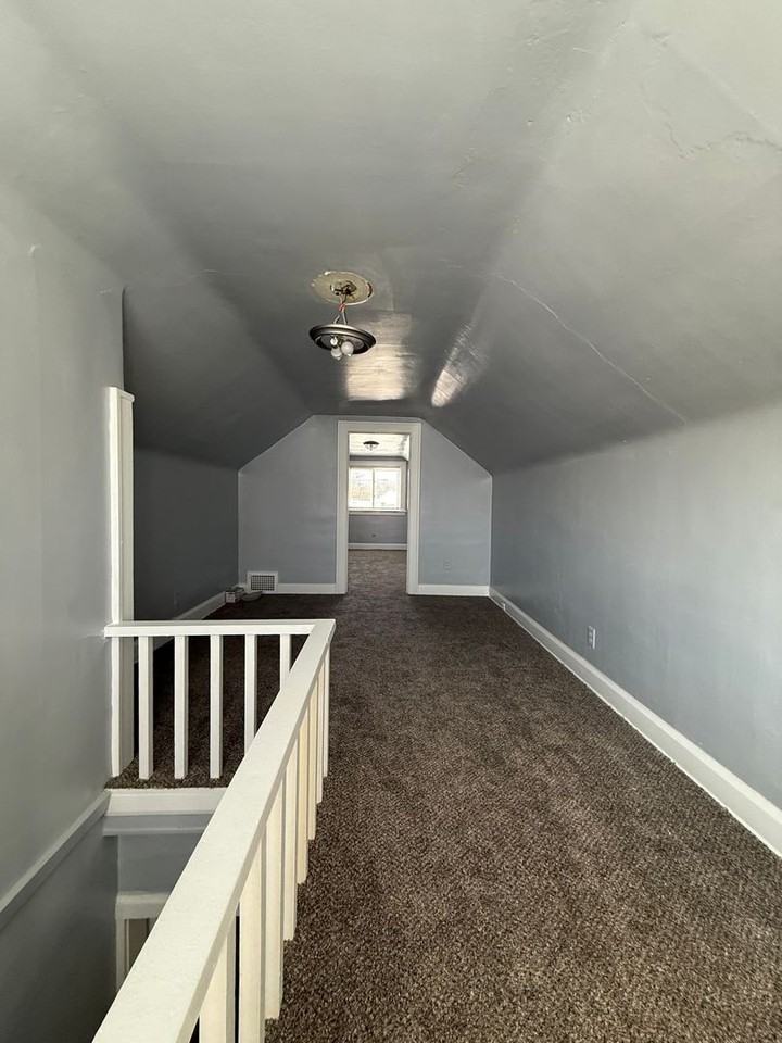 1033 Chalker St - Photo 2 of 8