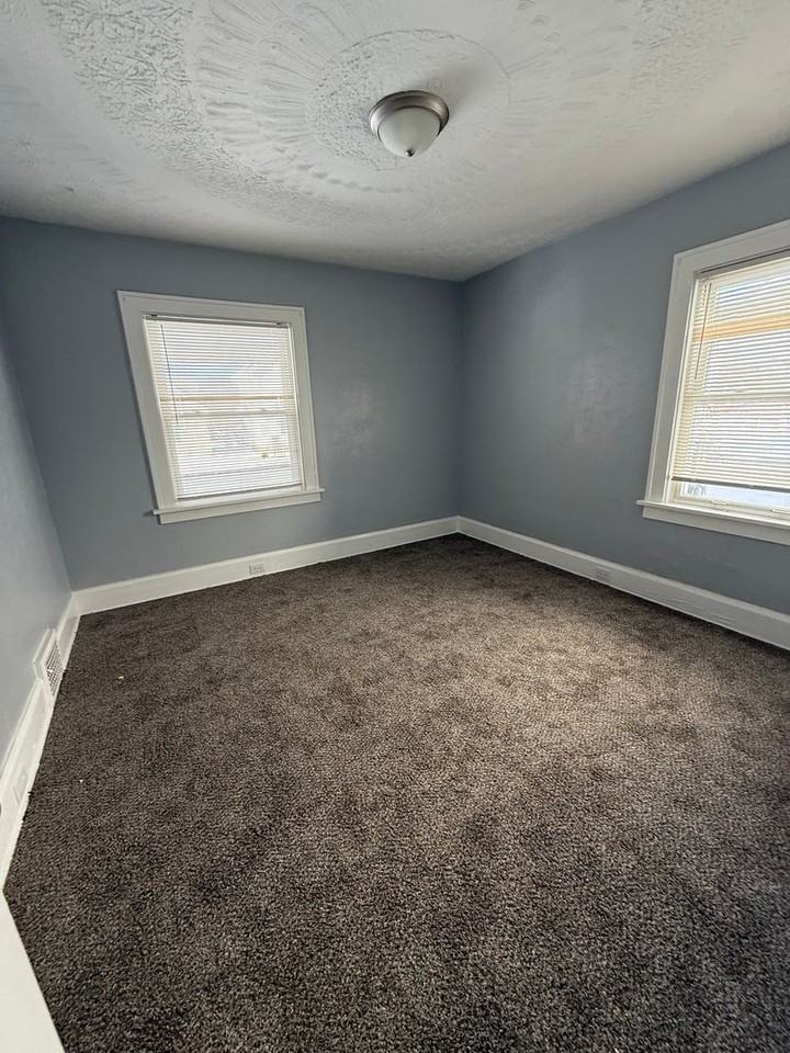 1033 Chalker St - Photo 3 of 8