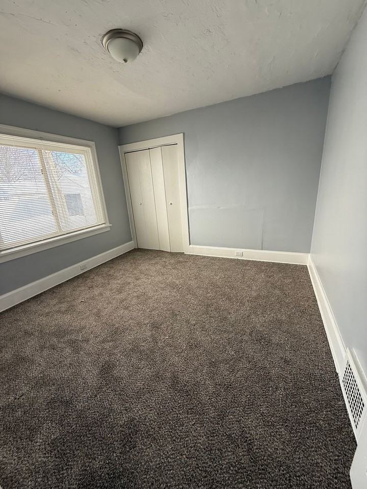 1033 Chalker St - Photo 4 of 8