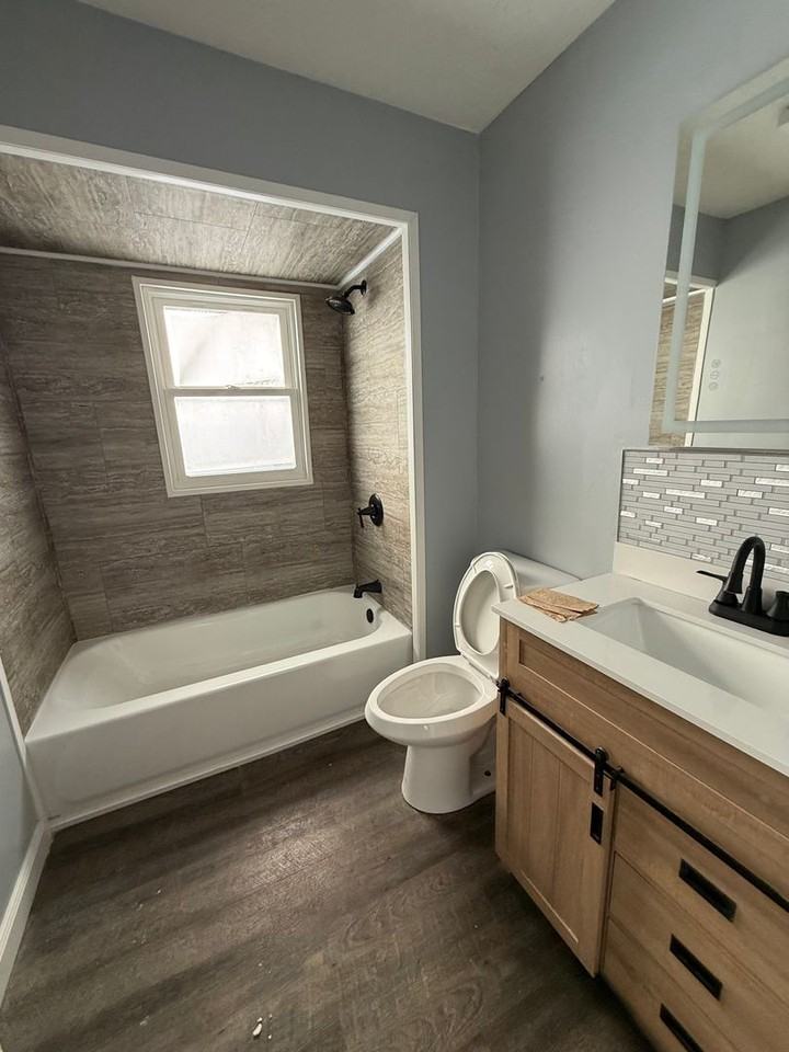 1033 Chalker St - Photo 5 of 8