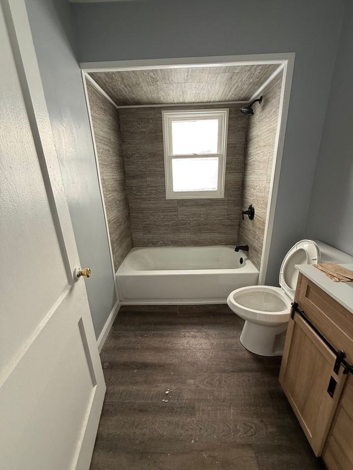 1033 Chalker St - Photo 6 of 8