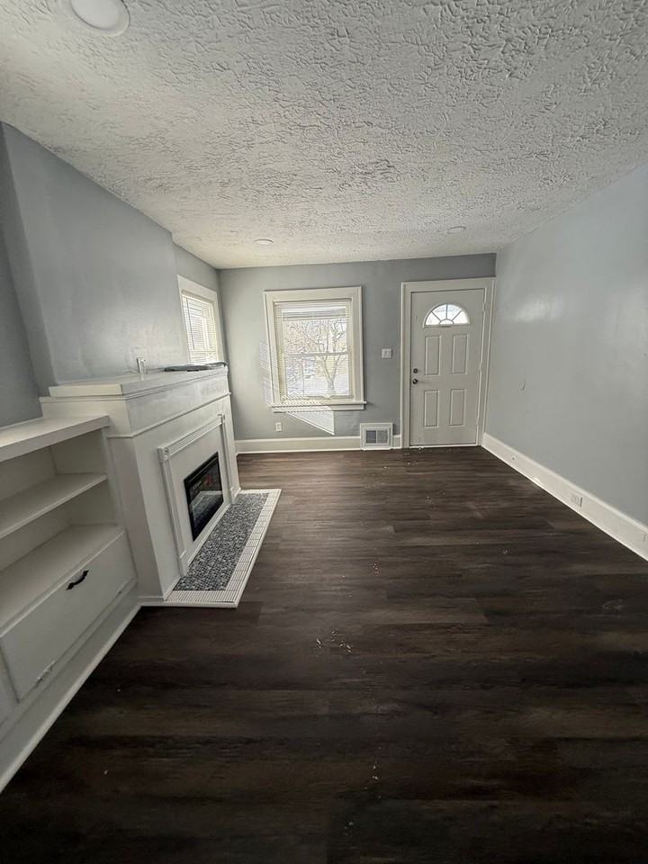 1033 Chalker St - Photo 7 of 8