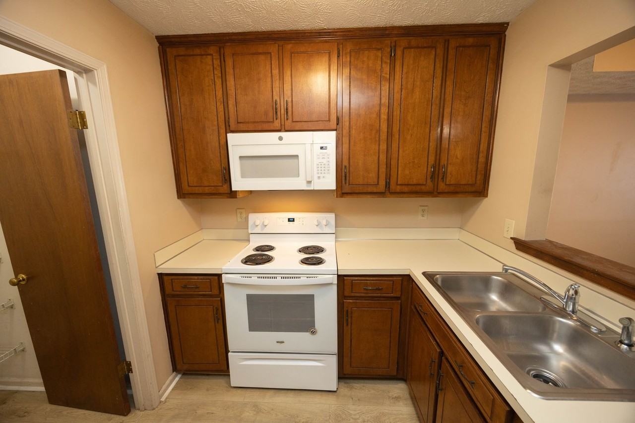 510 Hollow Wood Rd - Photo 6 of 16