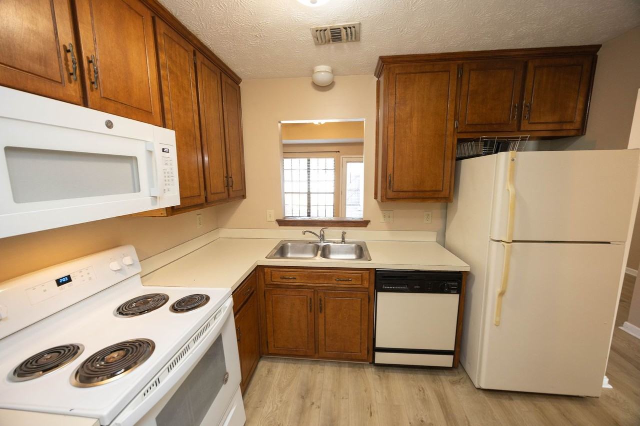 510 Hollow Wood Rd - Photo 7 of 16