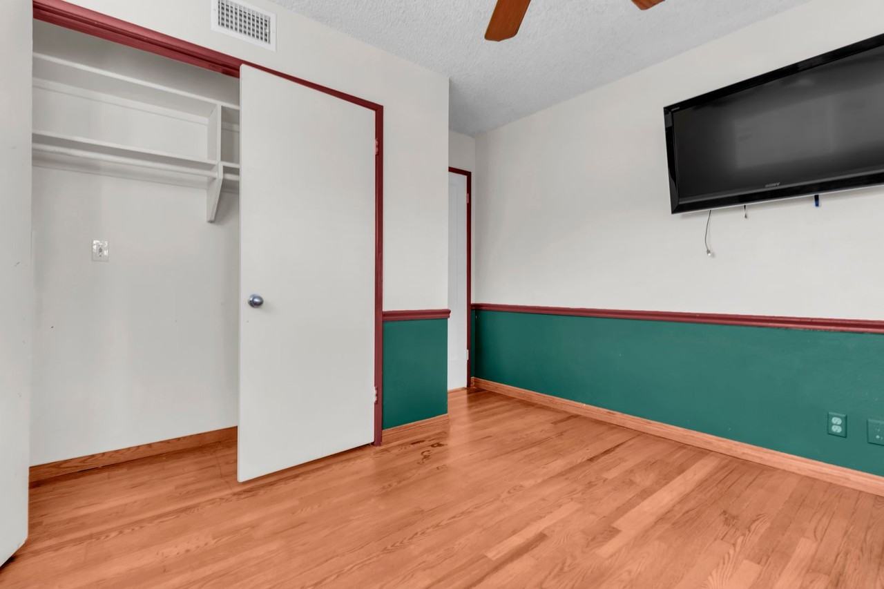 920 N Milford St - Photo 4 of 21