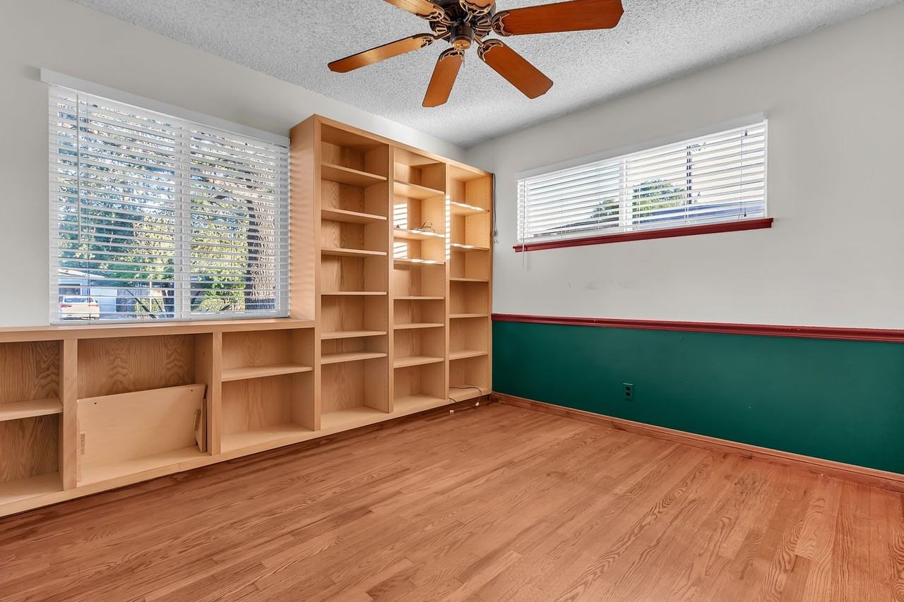 920 N Milford St - Photo 5 of 21