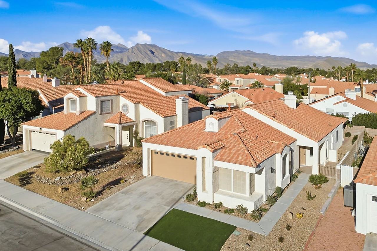 8216 Dolphin Bay Ct - Photo 4 of 44