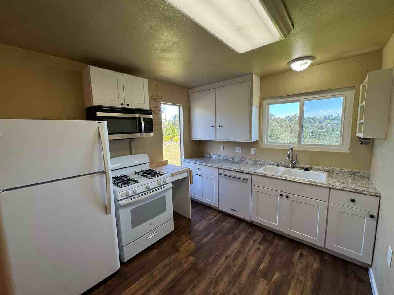 1571 Vista Grande Ln #B - Photo 3 of 14