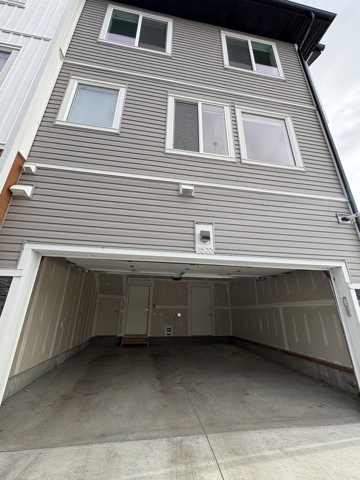 SF247 - 1 MONTH FREE - Modern 4 Bedroom - 2.5 Bathroom Townhouse with Double Car Garage - Photo 2 of 28