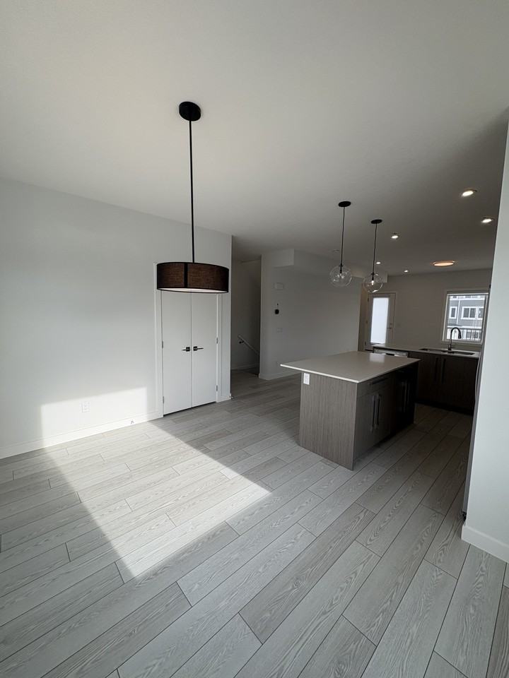 SF247 - 1 MONTH FREE - Modern 4 Bedroom - 2.5 Bathroom Townhouse with Double Car Garage - Photo 4 of 28