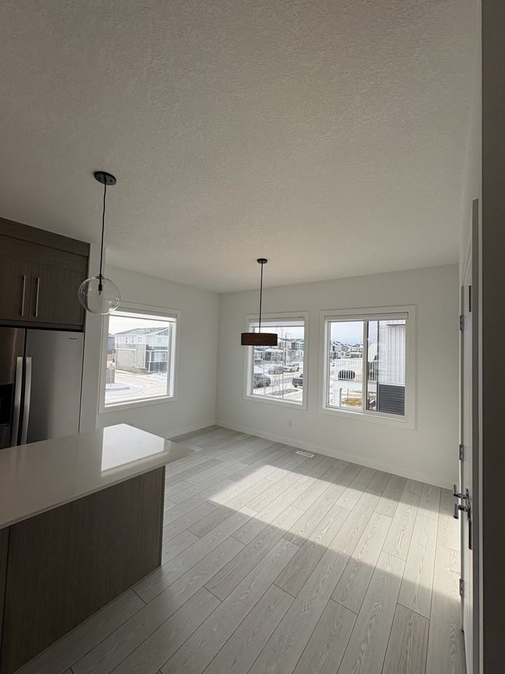 SF247 - 1 MONTH FREE - Modern 4 Bedroom - 2.5 Bathroom Townhouse with Double Car Garage - Photo 7 of 28