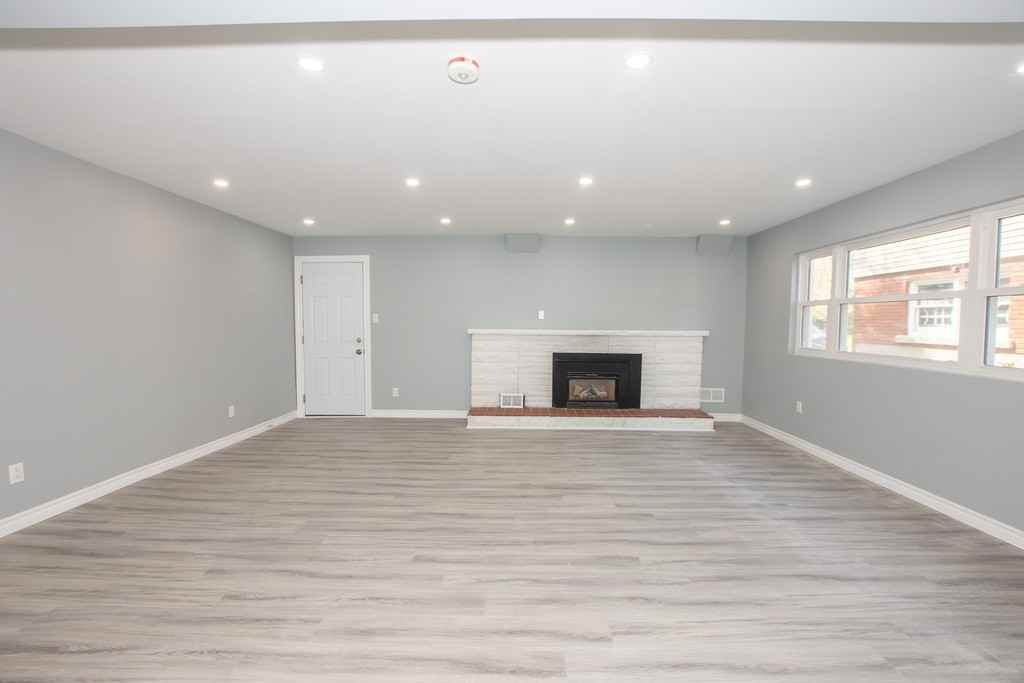 9 Larchwood Dr - Photo 3 of 32