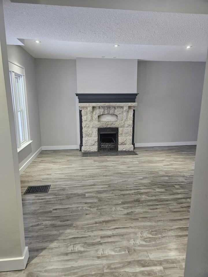 2059 Elphinstone St #1 - Photo 4 of 20